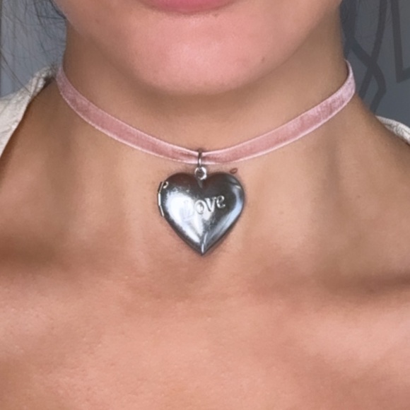 Large vintage love 🤍 locket on dusty pink vintage velvet ribbon - Picture 7 of 7